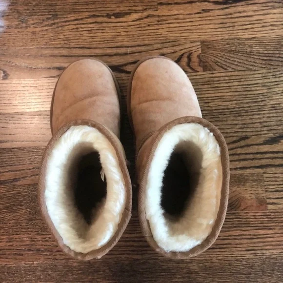 UGG Classic Short Boot - Picture 4 of 6